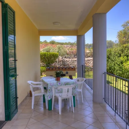 Solarino Sleeps 8 Pool Air Con Wifi * Floridia